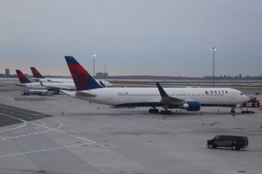 New York-3 Aralık 2017: Delta Airlines uçak New York'ta John F Kennedy Uluslararası Havaalanı'nda asfalt üzerinde