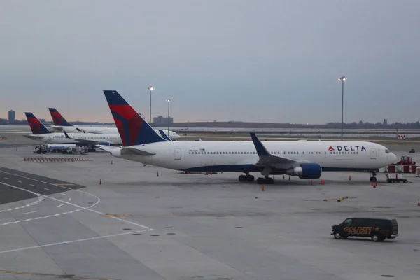 Nueva York Diciembre 2017 Aviones Delta Airlines Sobre Asfalto Aeropuerto — Foto de Stock