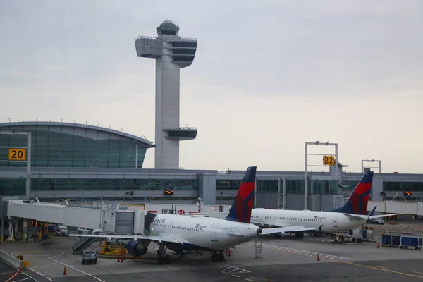 ニューヨーク 2017 ニューヨークのジョン ケネディ国際空港で駐機場にデルタ航空の飛行機 — ストック写真