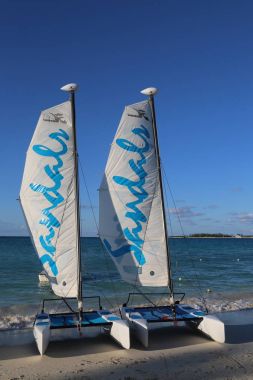 Nassau, Bahamalar - 3 Aralık 2017: Sandalet Hobie Cat katamaran Cable Beach sandalet Royal Bahama lüks Resort Nassau, Bahamalar, turistler için hazır