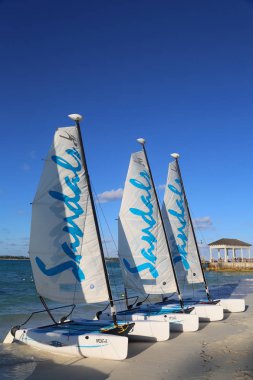 Nassau, Bahamalar - 3 Aralık 2017: Sandalet Hobie Cat katamaran Cable Beach sandalet Royal Bahama lüks Resort Nassau, Bahamalar, turistler için hazır