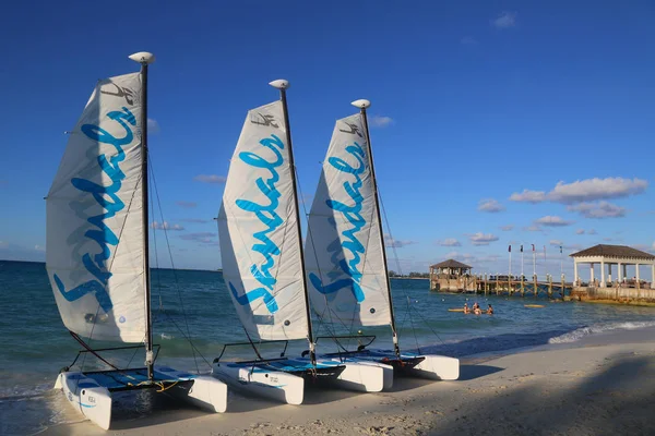 巴哈马 2017年12月3日 凉鞋比猫双体船为游客准备在缆车电缆海滩在巴哈马拿骚皇家巴哈马豪华度假村 — 图库照片