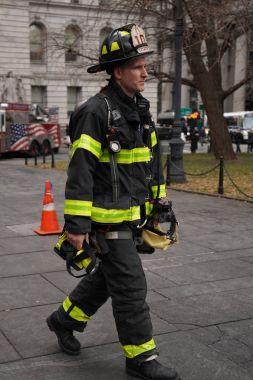 New York - 12 Aralık 2017: Aşağı Manhattan, Fdny itfaiyeci. Dünyanın en büyük kombine yangın ve Ems sağlayıcı FDNY değil