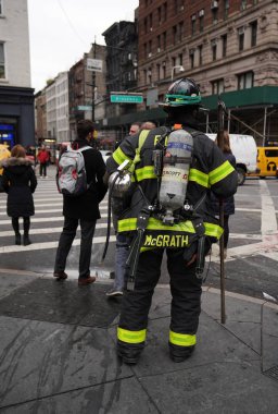 New York - 12 Aralık 2017: Aşağı Manhattan, Fdny itfaiyeci. Dünyanın en büyük kombine yangın ve Ems sağlayıcı FDNY değil