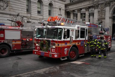 New York - 12 Aralık 2017: Aşağı Manhattan, Fdny itfaiyeci. Dünyanın en büyük kombine yangın ve Ems sağlayıcı FDNY değil