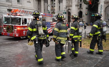 New York - 12 Aralık 2017: Aşağı Manhattan, Fdny itfaiyeci. Dünyanın en büyük kombine yangın ve Ems sağlayıcı FDNY değil