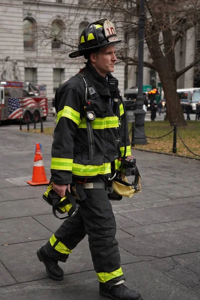 New York - 12 Aralık 2017: Aşağı Manhattan, Fdny itfaiyeci. Dünyanın en büyük kombine yangın ve Ems sağlayıcı FDNY değil