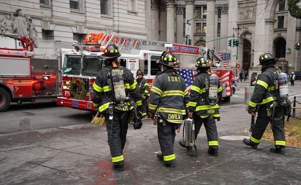 2017年12月12日 纽约消防员在曼哈顿下城 纽约是世界上最大的联合消防和 Ems 供应商 — 图库照片