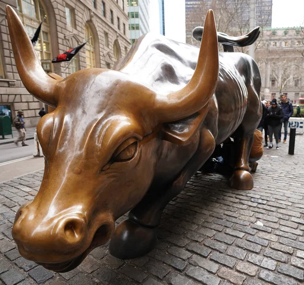 2017年12月12日 曼哈顿的华尔街牛市 充电公牛是在曼哈顿金融区矗立在保龄球绿色的青铜雕塑 — 图库照片