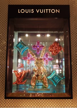 New York - 12 Aralık 2017: Macy's lüks alışveriş merkezinde Manhattan Louis Vuitton tatil pencere ekrana. Louis Vuitton şirket birden fazla 460 mağazaları dünya çapında 50 ülkede faaliyet göstermektedir