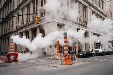 New York - 12 Aralık 2017: Buhar on aşağı Manhattan Broadway vantilatör kaçan