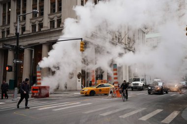New York - 12 Aralık 2017: Buhar on aşağı Manhattan Broadway vantilatör kaçan