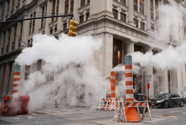 New York - 12 Aralık 2017: Buhar on aşağı Manhattan Broadway vantilatör kaçan