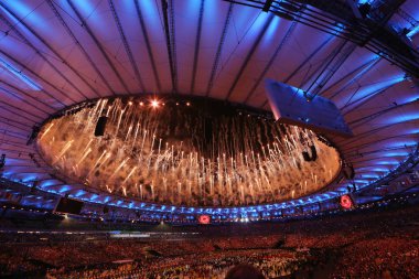 Rio De Janeiro, Brezilya - 5 Ağustos 2016: Fireworks Rio 2016 Olimpiyatları açılış töreni sırasında. Olimpiyat Oyunları 2016 Officially Rio de Janeiro'da Maracana Stadı nda renkli törenle açıldı