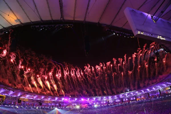 在里约 2016年奥运会开幕式期间在里约热内卢 2016 奥林匹克运动会 2016 Officially 打开与多彩典礼在里约热内卢的马拉卡纳体育场 — 图库照片