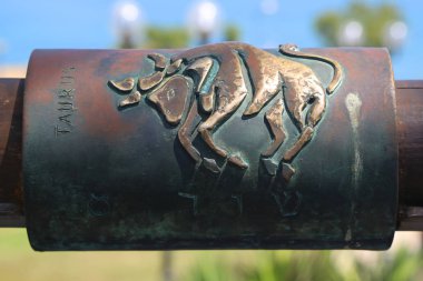 Yaffa, İsrail - 30 Nisan 2017: Toros burç isteyen Köprüsü'nde eski Yaffa şehir, İsrail.