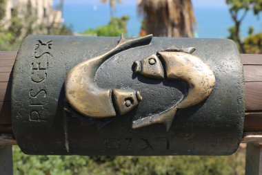 Yaffa, İsrail - 30 Nisan 2017: Balık burcu isteyen Köprüsü'nde eski Yaffa şehir, İsrail.