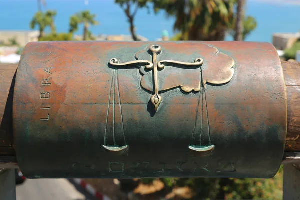 Yaffa, İsrail - 30 Nisan 2017: Terazi burç isteyen Köprüsü'nde eski Yaffa şehir, İsrail.