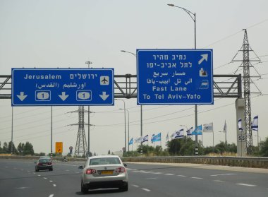 Tel Aviv, İsrail - 30 Nisan 2017: Jerusalem yönü işaret karayolu 1 Tel Aviv, İsrail