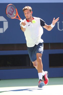 New York - 5 Eylül 2017: Profesyonel tenis oyuncusu Pablo Carreño Busta İspanya 2017 onun çeyrek final maçında sırasında eylem Billie Jean King Ulusal Tenis merkezi New York'ta bize açık 