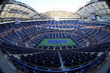 New York - 4 Eylül 2017: Arthur Ashe Stadyumu Billie Jean King Ulusal Tenis Merkezi Flushing, NY 2017 US Open Turnuvası sırasında