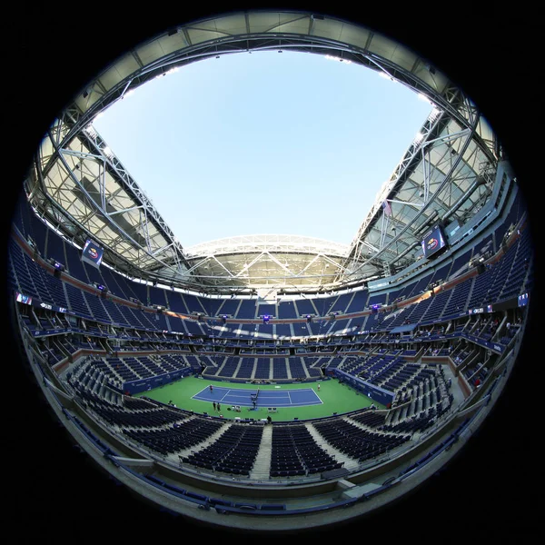 New York - 4 Eylül 2017: Arthur Ashe Stadyumu Billie Jean King Ulusal Tenis Merkezi Flushing, NY 2017 US Open Turnuvası sırasında