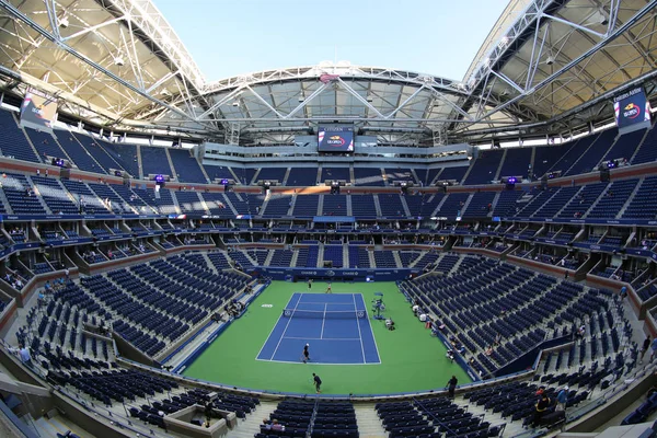 New York - 4 Eylül 2017: Arthur Ashe Stadyumu Billie Jean King Ulusal Tenis Merkezi Flushing, NY 2017 US Open Turnuvası sırasında