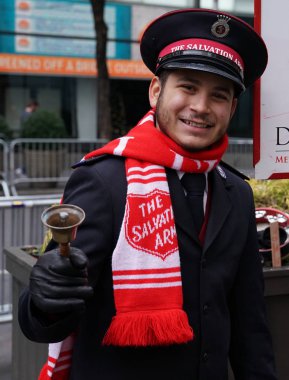 New York - 19 Aralık 2017: Salvation Army asker Manhattan şehir merkezinin koleksiyonların gerçekleştirir. Bu Hıristiyan kuruluşu 126 ülkede faaliyet göstermektedir, hayır işi için bilinen