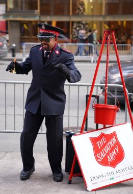 New York - 19 Aralık 2017: Salvation Army asker Manhattan şehir merkezinin koleksiyonların gerçekleştirir. Bu Hıristiyan kuruluşu 126 ülkede faaliyet göstermektedir, hayır işi için bilinen