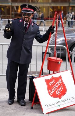 New York - 19 Aralık 2017: Salvation Army asker Manhattan şehir merkezinin koleksiyonların gerçekleştirir. Bu Hıristiyan kuruluşu 126 ülkede faaliyet göstermektedir, hayır işi için bilinen