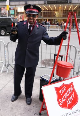 New York - 19 Aralık 2017: Salvation Army asker Manhattan şehir merkezinin koleksiyonların gerçekleştirir. Bu Hıristiyan kuruluşu 126 ülkede faaliyet göstermektedir, hayır işi için bilinen
