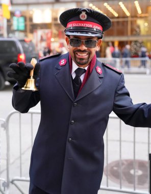 New York - 19 Aralık 2017: Salvation Army asker Manhattan şehir merkezinin koleksiyonların gerçekleştirir. Bu Hıristiyan kuruluşu 126 ülkede faaliyet göstermektedir, hayır işi için bilinen