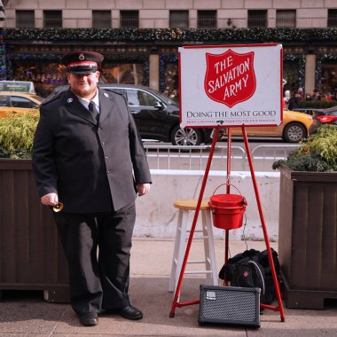 New York - 19 Aralık 2017: Salvation Army asker Manhattan şehir merkezinin koleksiyonların gerçekleştirir. Bu Hıristiyan kuruluşu 126 ülkede faaliyet göstermektedir, hayır işi için bilinen