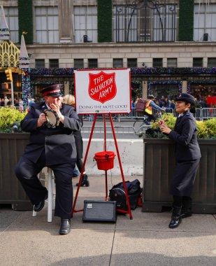 New York - 19 Aralık 2017: Salvation Army asker Manhattan şehir merkezinin koleksiyonların gerçekleştirir. Bu Hıristiyan kuruluşu 126 ülkede faaliyet göstermektedir, hayır işi için bilinen