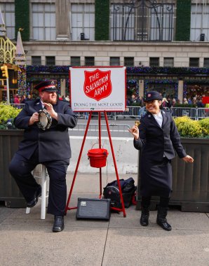 New York - 19 Aralık 2017: Salvation Army asker Manhattan şehir merkezinin koleksiyonların gerçekleştirir. Bu Hıristiyan kuruluşu 126 ülkede faaliyet göstermektedir, hayır işi için bilinen