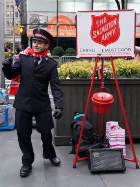 New York - 19 Aralık 2017: Salvation Army asker Manhattan şehir merkezinin koleksiyonların gerçekleştirir. Bu Hıristiyan kuruluşu 126 ülkede faaliyet göstermektedir, hayır işi için bilinen