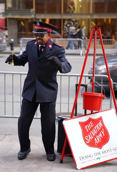 New York December 2017 Salvation Army Soldier Performs Collections Midtown — Stock Photo, Image