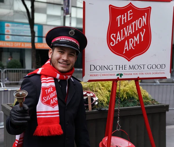 New York Aralık 2017 Salvation Army Asker Manhattan Şehir Merkezinin — Stok fotoğraf