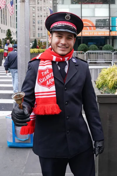 New York December 2017 Salvation Army Soldier Performs Collections Midtown — Stock Photo, Image