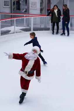 New York - 19 Aralık 2017: Tanımlanamayan buz patencisi midtown Manhattan Santa Klaus Rockefeller Center, buz pateni gibi giyinmiş