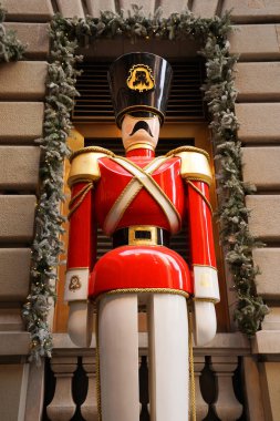New York City-19 Aralık 2017: Ahşap oyuncak asker St. Regis Hotel Midtown Manhattan'ın Noel dekorasyon