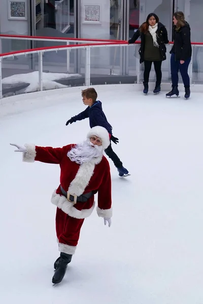 New York Aralık 2017 Tanımlanamayan Buz Patencisi Midtown Manhattan Santa — Stok fotoğraf