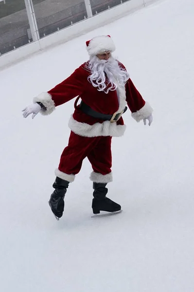 Nueva York Diciembre 2017 Patinador Hielo Identificado Vestido Como Santa — Foto de Stock