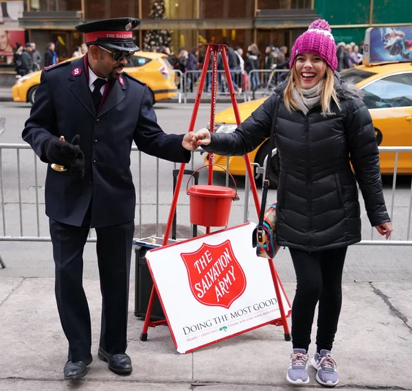 New York December 2017 Salvation Army Soldier Performs Collections Midtown — Stock Photo, Image