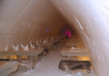 Rovaniemi, Finlandiya - 16 Şubat 2017: Buz Fin Lapland bölgesinde Kuzey Kutup kar otel restoranında. Arctic Snowhotel Fin Lapland Arctic Circle yer alır. 