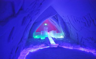 Rovaniemi, Finlandiya - 16 Şubat 2017: Fin Lapland bölgesinde Kuzey Kutup kar otel, buz heykel. Arctic Snowhotel Fin Lapland Arctic Circle yer alır. 