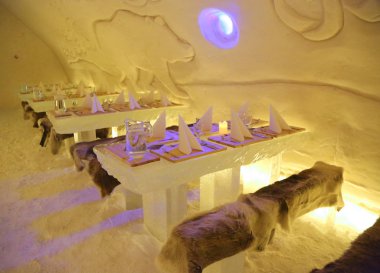 Rovaniemi, Finlandiya - 16 Şubat 2017: Buz Fin Lapland bölgesinde Kuzey Kutup kar otel restoranında. Arctic Snowhotel Fin Lapland Arctic Circle yer alır. 