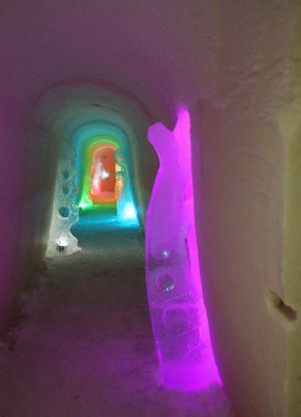 Rovaniemi, Finlandiya - 16 Şubat 2017: Fin Lapland bölgesinde Kuzey Kutup kar otel, buz heykel. Arctic Snowhotel Fin Lapland Arctic Circle yer alır. 