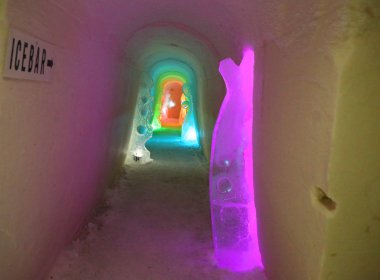 Rovaniemi, Finlandiya - 16 Şubat 2017: Fin Lapland bölgesinde Kuzey Kutup kar otel, buz heykel. Arctic Snowhotel Fin Lapland Arctic Circle yer alır. 