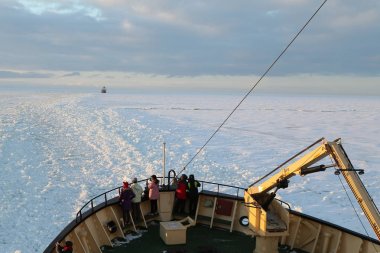 Kemi, Finlandiya - 18 Şubat 2017: Kutup Buzkıran Sampo donmuş Baltık Denizi benzersiz cruise sırasında gemiye tanımlanamayan turist. 